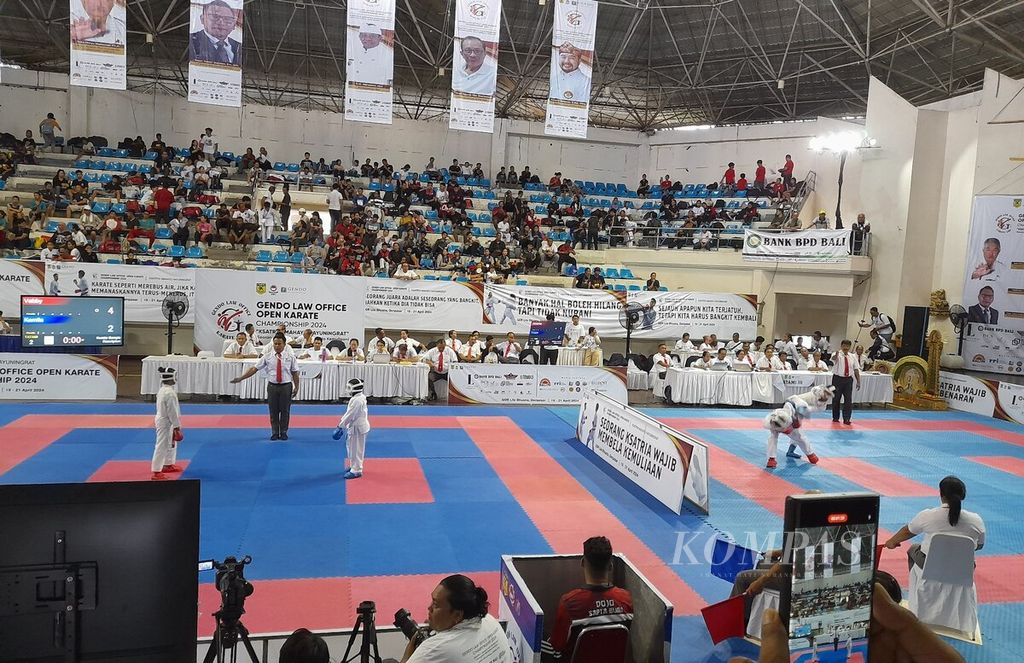 Gendo Law Office Open Karate Championship 2024 digelar di GOR Lila Bhuana, Kota Denpasar, pada 19-21 April 2024. Dalam kejuaraan karate ini digelar pertandingan prestasi dan pertandingan untuk festival dengan peserta dari kalangan yunior dan senior. Suasana di GOR Lila Bhuana pada hari kedua pertandingan, Sabtu (20/4/2024).