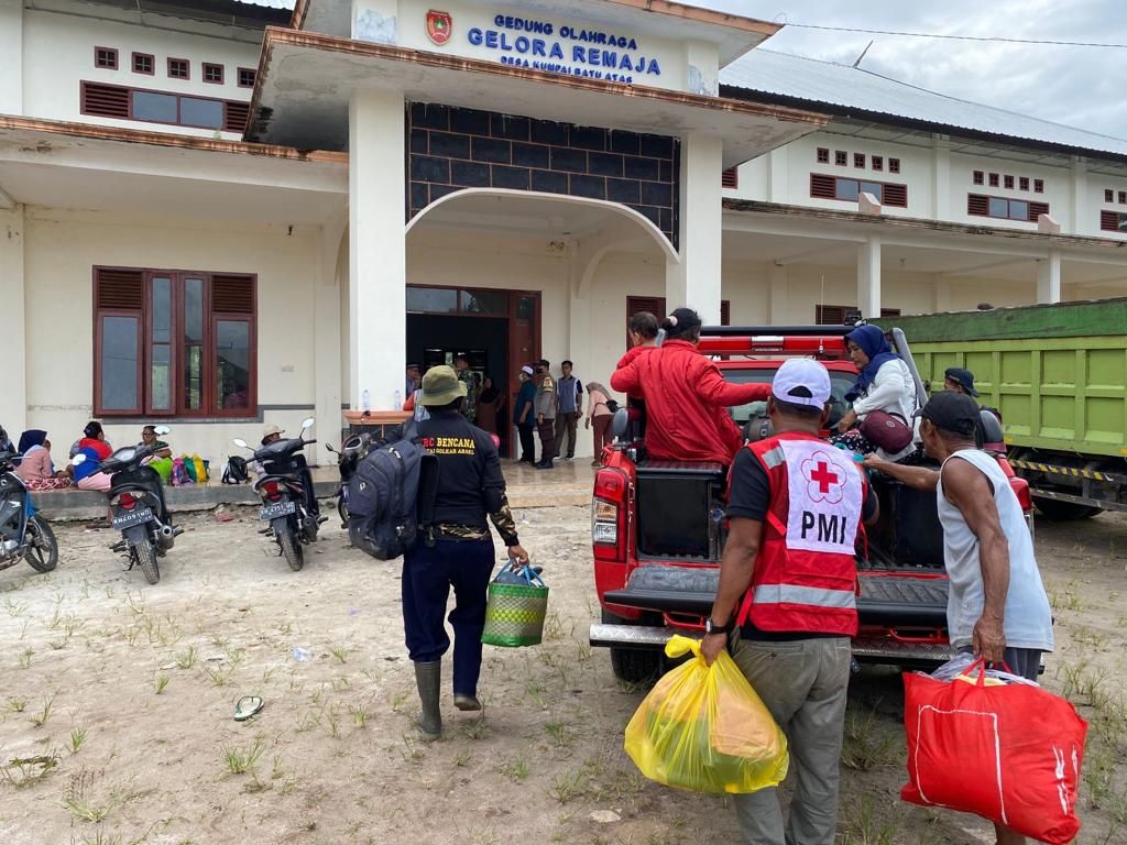 Gedung olahraga di Desa Kumpai Batu Atas digunakan sebagai tempat pengungsian sementara korban banjir di Kabupaten Kotawaringin Barat, Kalimantan Tengah, Sabtu (22/10/2022).