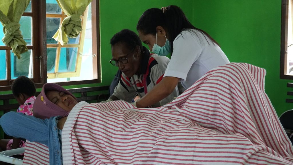 Suasana pelayanan KB metode kontrasepsi jangka panjang yang diberikan oleh petugas BKKBN bagi warga Distrik Arso, Selasa (19/12/2019), di Posyandu Bina Ria Sejahtera Arso VII, Kabupaten Keerom, Papua.