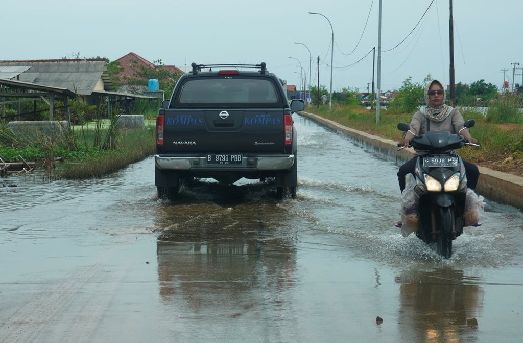 Yayasan Dana Kemanusiaan Kompas menerjang banjir untuk menuju Desa Mulyorejo, Kecamatan Tirto, Kabupaten Pekalongan, Jawa tengah, Rabu (24/2/2021). Setelah tiga pekan, banjir di wilayah itu belum juga surut.