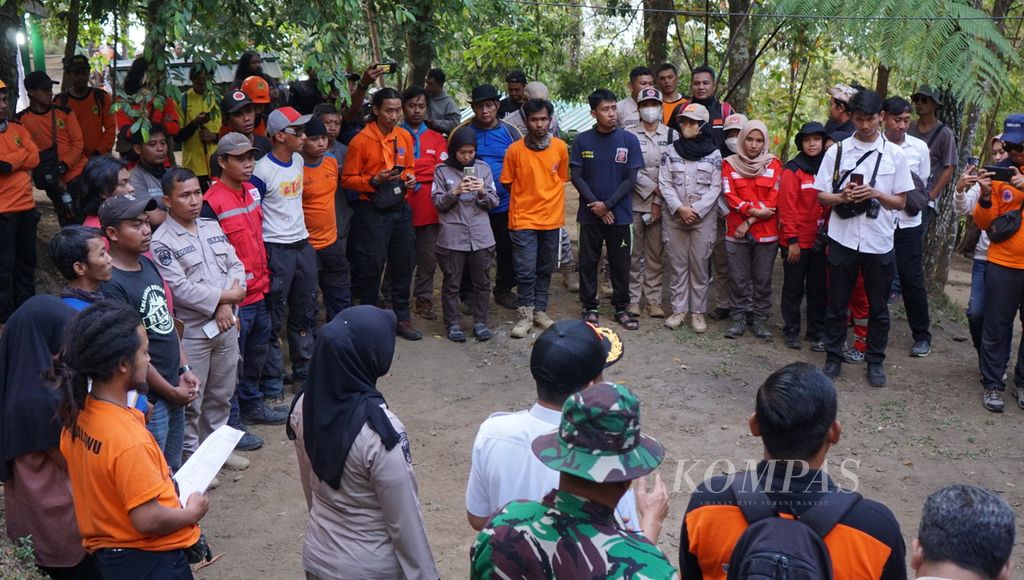 Para sukarelawan melaksanakan apel setelah operasi pemadaman api dalam kebakaran hutan dan lahan di wilayah Gunung Lawu, Kecamatan Jenawi, Kabupaten Karanganyar, Jawa Tengah, Rabu (4/10/2023). 