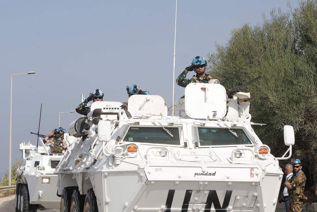 Pasukan sementara Perserikatan Bangsa-Bangsa di Lebanon (UNIFIL) berpatroli di Naqura, kota di selatan Lebanon, yang berbatasan dengan Israel pada 27 Oktober 2022. 