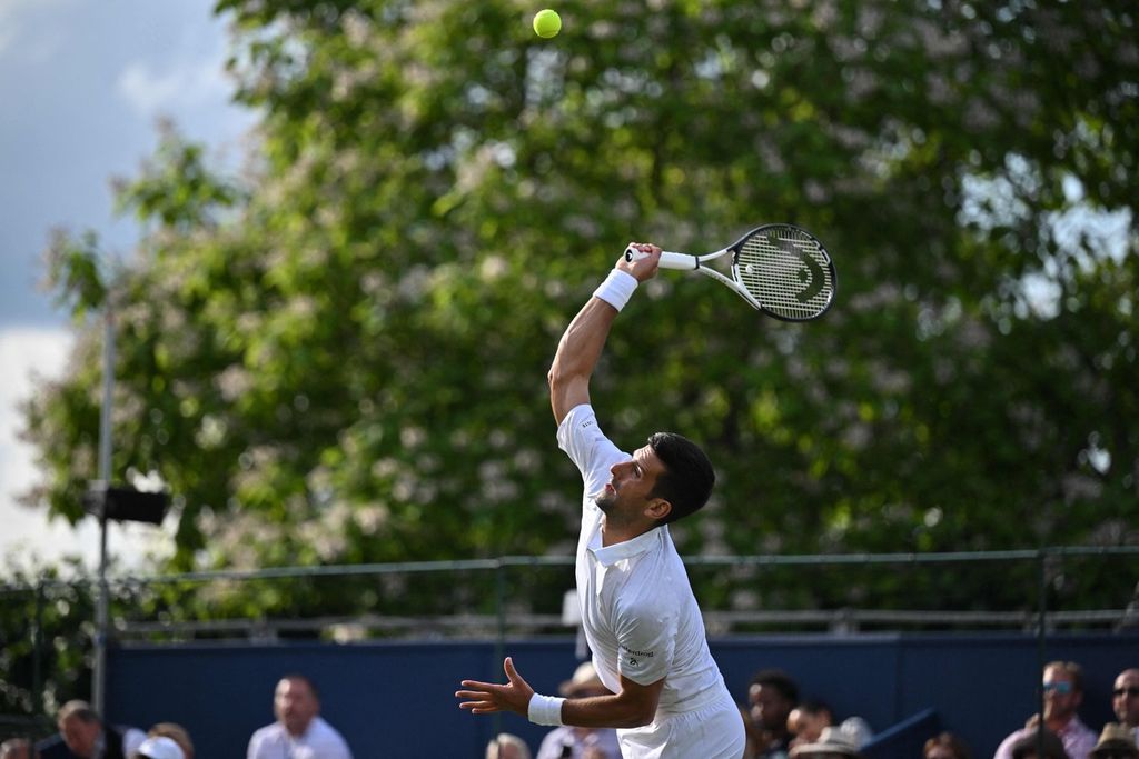 Petenis Serbia, Novak Djokovic, tampil dalam turnamen ekshibisi melawan petenis AS, Frances Tiafoe, Kamis (29/6/2023), menjelang Grand Slam Wimbledon yang dimulai Senin (3/7/2023). 