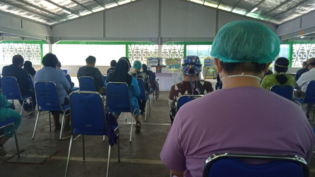 Ibadah penghormatan yang terakhir bagi dokter Tigor Silaban di Rumah Sakit Dok II Jayapura, Papua, Sabtu (7/8/2021). Tigor adalah mantan Kepala Dinas Kesehatan Provinsi Papua yang mendedikasikan dirinya di bidang kesehatan selama 42 tahun di Papua. 
