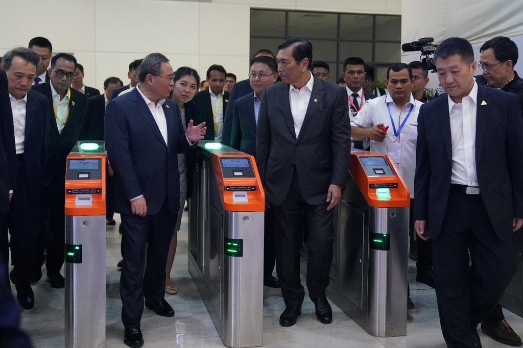 Perdana Menteri China Li Qiang (tengah, kiri) dan Menteri Koordinator Kemaritiman dan Investasi Luhut Binsar Pandjaitan melewati pintu masuk saat akan menjajal naik kereta cepat Jakarta-Bandung, Rabu (6/9/2023). 