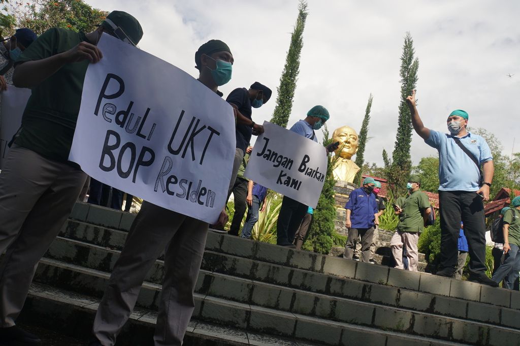 Sekitar 50 dokter residen peserta program pendidikan dokter spesialis (PPDS) Universitas Sam Ratulangi, Manado, Sulawesi Utara, menggelar aksi untuk menuntut penurunan biaya operasional pendidikan (BOP), Jumat (24/7/2020). Uang kuliah yang mencapai Rp 24 juta per semester dinilai terlalu memberatkan ketika pemasukan mereka kurang semasa pandemi Covid-19.