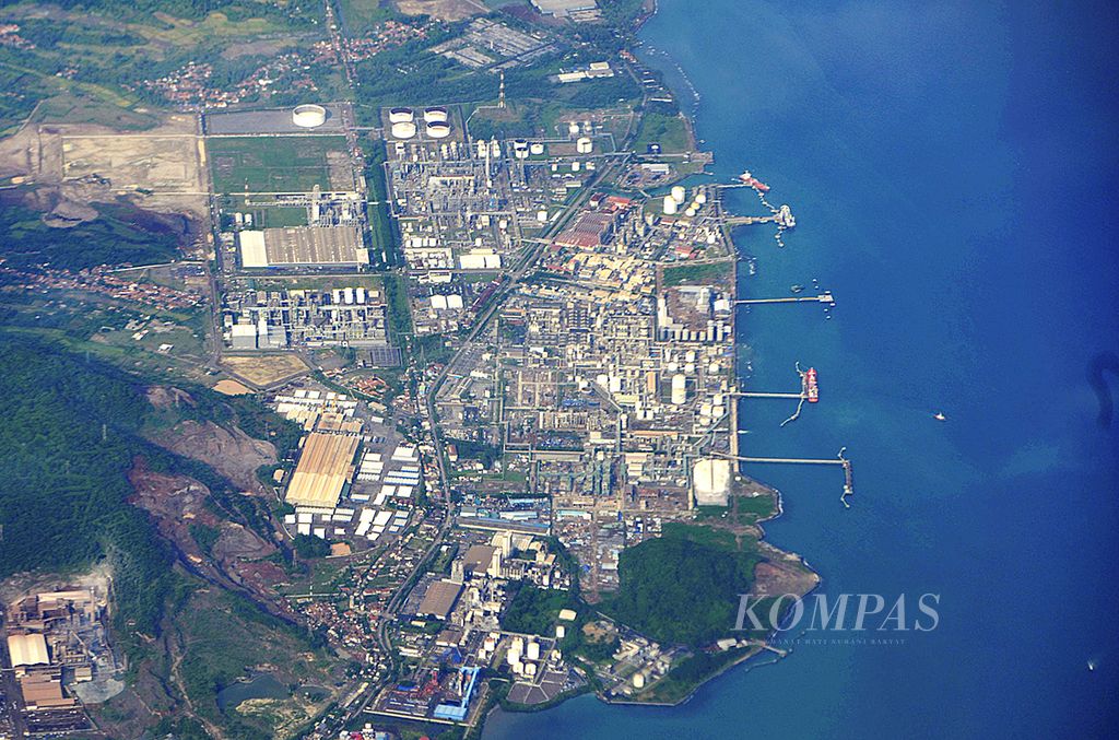 Kawasan industri di Cilegon, Banten, Sabtu (2/5/2015). 