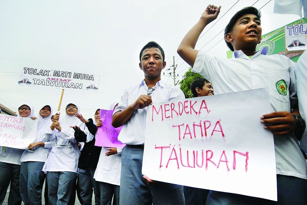 Siswa SMA Ta'miriyah Surabaya melakukan aksi tolak tawuran di Surabaya, Jawa Timur. Mereka mengaku prihatin atas kasus tawuran pelajar di Jakarta yang merenggut korban jiwa. Mereka mengajak kepada pelajar untuk lebih menghargai hidup dan mengisinya dengan kegiatan yang bermanfaat.