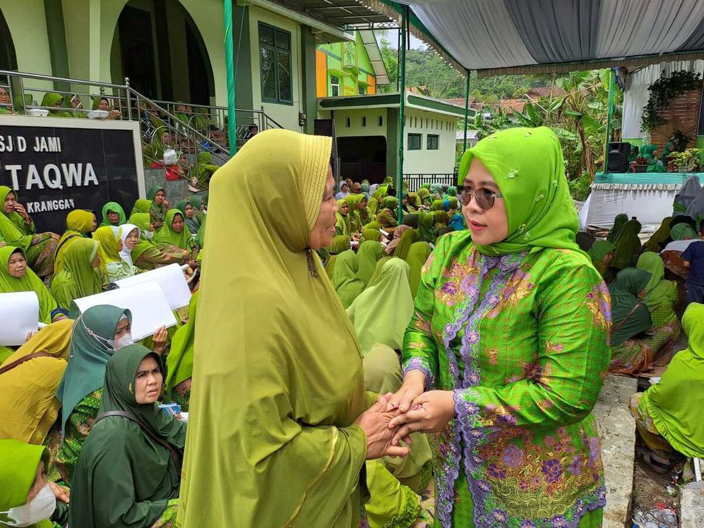 Anggota Komisi VI DPR dari Fraksi Partai Kebangkitan Bangsa, Siti Mukaromah (kanan), saat menghadiri Pengajian Rutin Ahad Pon bersama Muslimat Nahdlatul Ulama Banyumas, Jawa Tengah, beberapa waktu lalu.