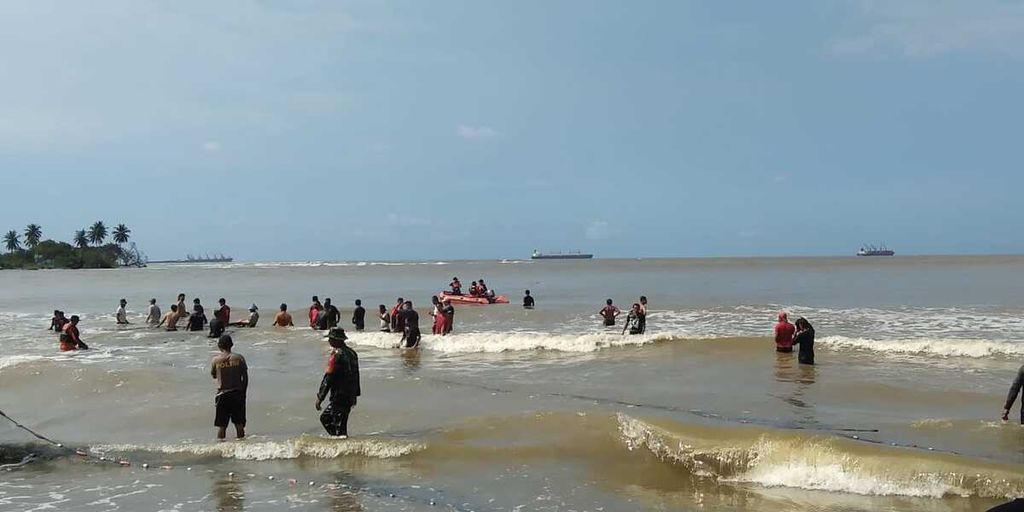 Tim dari Kantor Pencarian dan Pertolongan (SAR) Kendari bersiap melakukan pencarian korban tenggelam di muara Sungai Sampara, Konawe, Sulawesi Tenggara, Rabu (19/7/2023). Dua kakak-beradik tenggelam saat berenang, di mana seorang ditemukan meninggal dan seorang lainnya dalam pencarian.