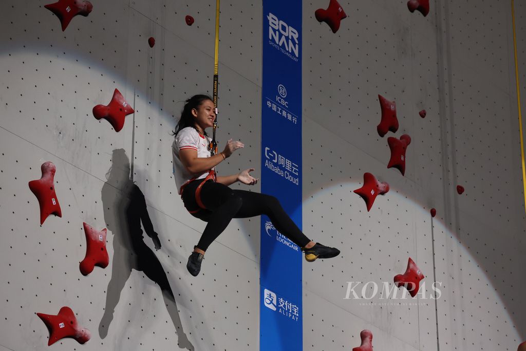 Pemanjat Indonesia, Desak Made Rita Kusuma Dewi usai memenangi final final nomor <i>speed </i>perseorangan putri panjat tebing Asian Games Hangzhou 2022 di Shaoxing Keqiao Yangshan Sport Climbing Centre, Provinsi Zhejiang, China, Selasa (3/10/2023). 