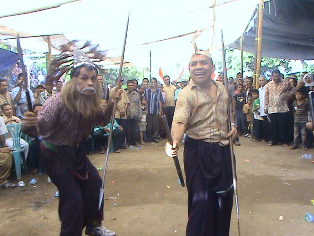 Mantan Gubernur NTT Frans Lebu Raya, putra Adonara memperagakan tarian hedung. Tarian ini ungkapan keberanian pria Adonara sekaligus penghormatan terhadap setiap tamu yang datang.