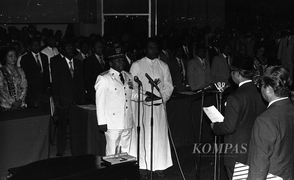 Brigjen Aloysius Ben Mboi dilantik menjadi Gubernur NTT untuk masa jabatan kedua (1983-1988) oleh Mendagri Soepardjo Rustam, Jumat malam, 1 Juli 1983, dalam sidang khusus DPRD NTT di Kupang.