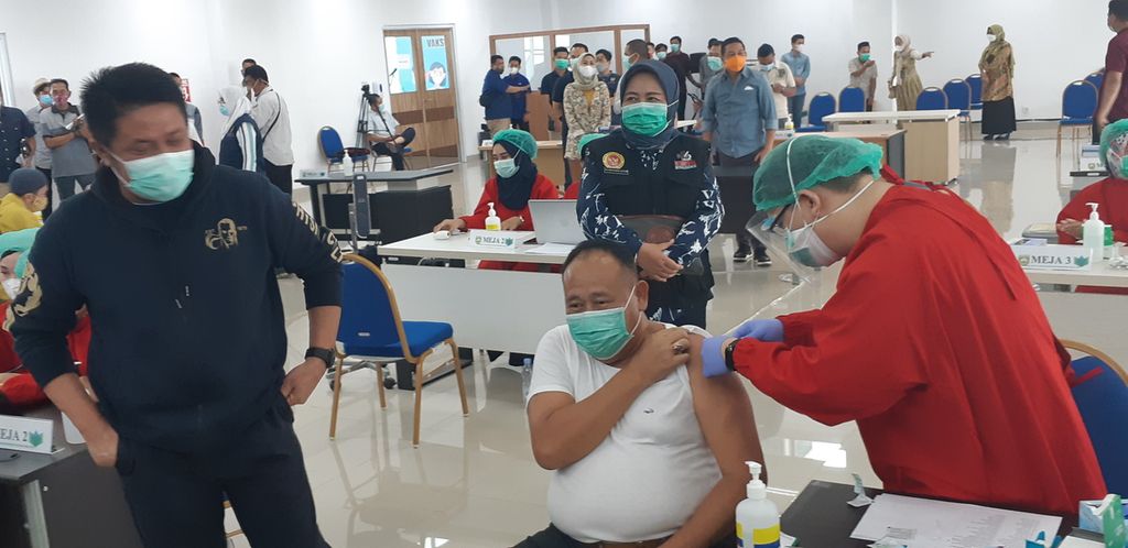 Gubernur Sumsel Herman Deru (kiri) menyaksikan kegiatan vaksinasi wartawan di RSUD Sumsel Siti Fatimah Palembang, Sumatera Selatan, 14 Maret 2021. 
