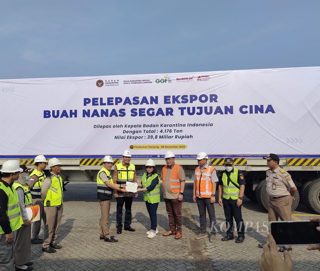 Suasana pelepasan ekspor nanas segar ke China di Pelabuhan Internasional Panjang, Bandar Lampung, Kamis (9/11/2023).