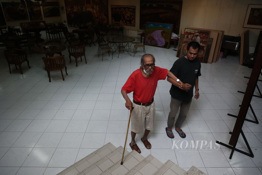 Pelukis Djoko Pekik dituntun saat berjalan kaki di kediamannya di  Kecamatan Kasihan, Kabupaten Bantul, Daerah Istimewa Yogyakarta, Kamis (3/3/2022).