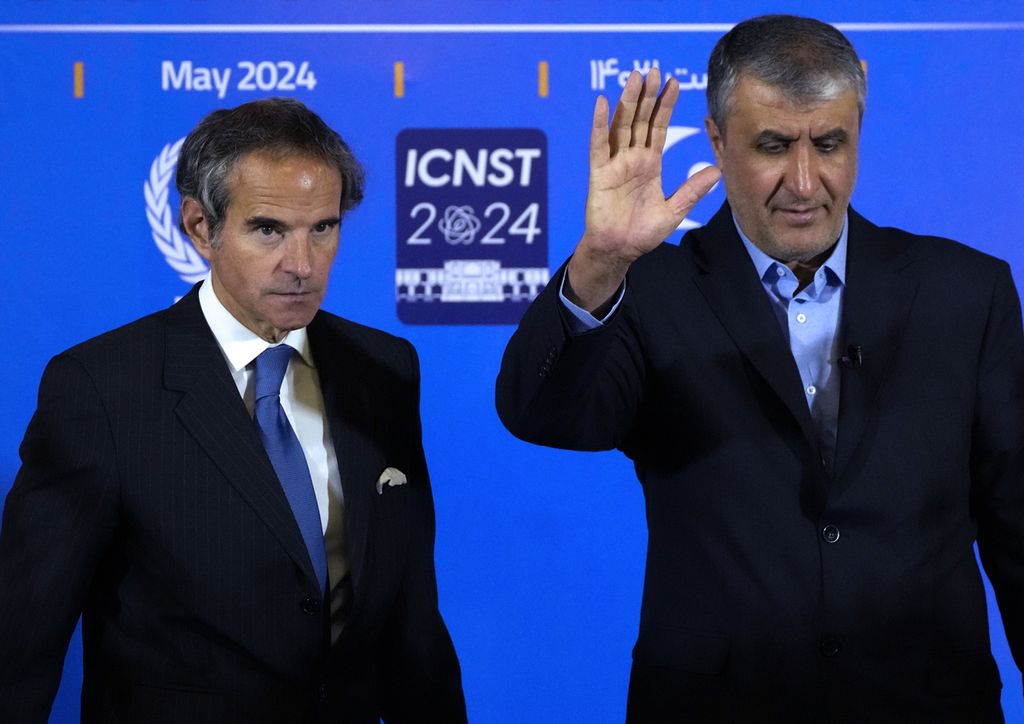 Head of Atomic Energy Organization Mohammad Eslami (right) waves to the media after giving a statement together with International Atomic Energy Agency (IAEA) Director General Rafael Grossi (left) following their meeting in Isfahan, Iran on Tuesday (7/5/2024).