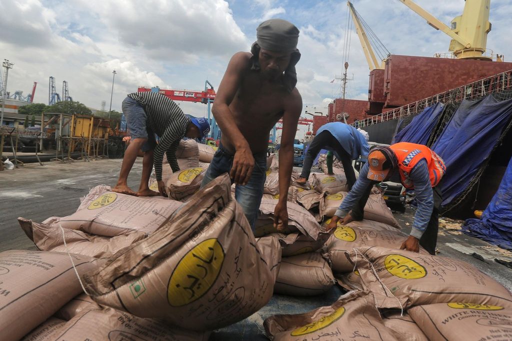 Buruh menata gula rafinasi yang telah dipindahkan ke atas truk di Pelabuhan Tanjung Priok, Jakarta Utara, Selasa (6/4/2021). Gula rafinasi tersebut didatangkan dari India dengan menggunakan Kapal Margaret SW. 