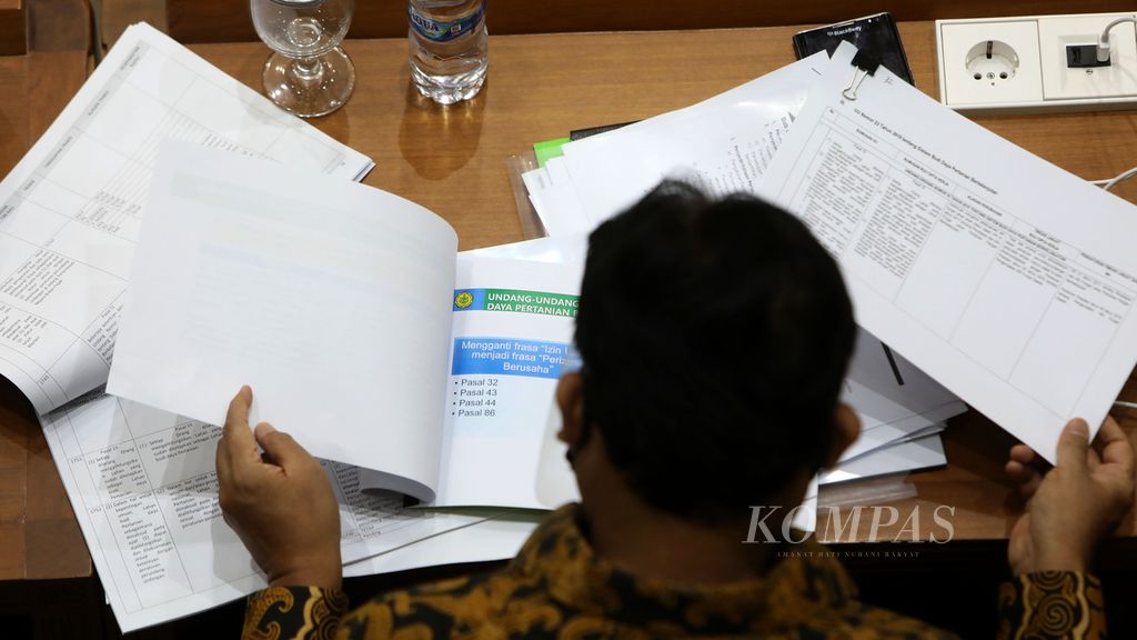 Anggota Badan Legislasi DPR saat rapat Panitia Kerja Badan Legislasi DPR melanjutkan pembahasan daftar inventarisasi masalah (DIM) RUU Cipta Kerja di Kompleks Gedung Parlemen, Senayan, Jakarta, Kamis (27/8/2020). 
