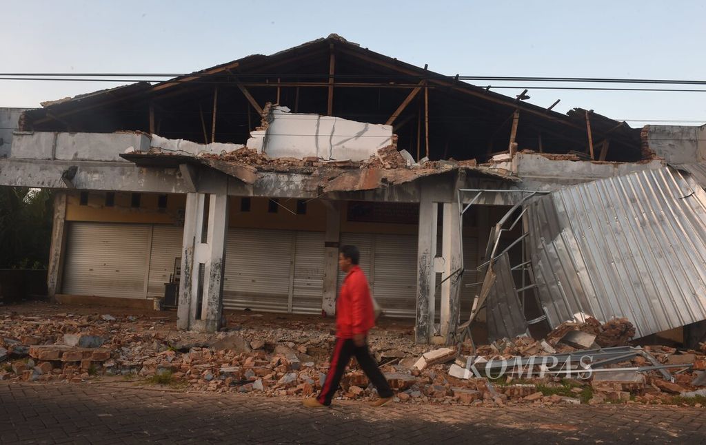 Bangunan yang rusak bagian depannya oleh gempa di Kecamatan Sangkapura, Pulau Bawean, Kabupaten Gresik, Jawa Timur, Minggu (24/3/2024).