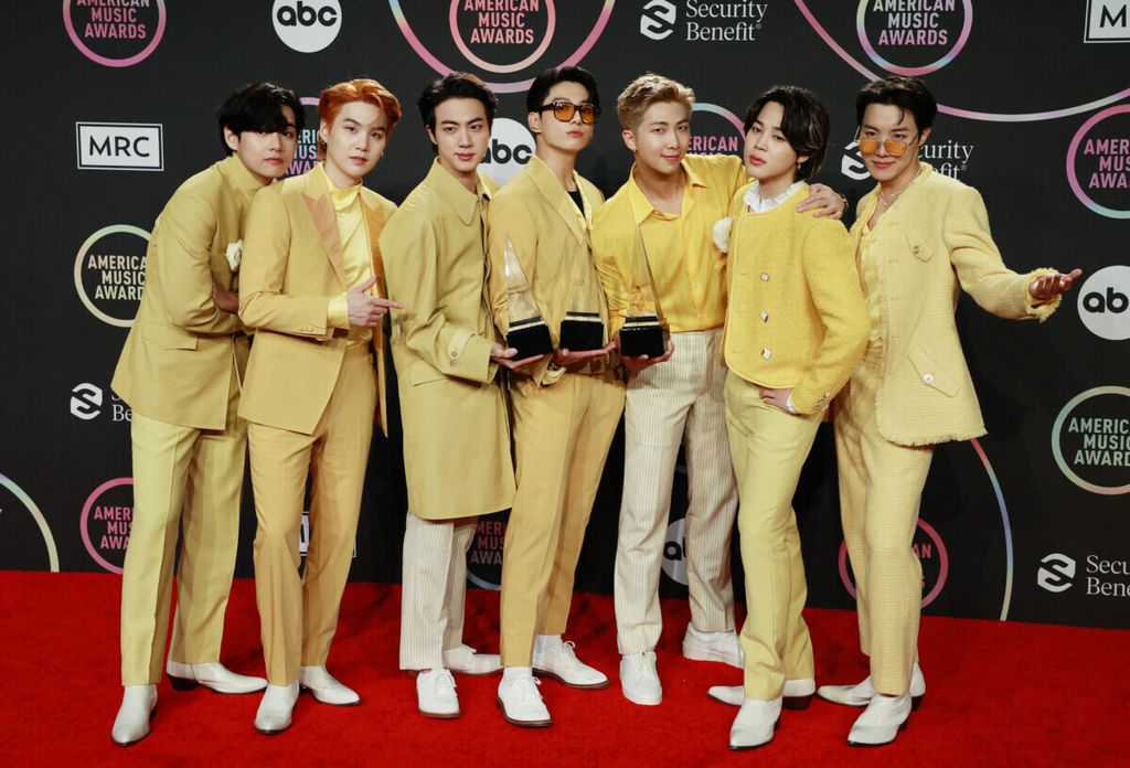Grup K-Pop, BTS, memamerkan tiga penghargaan, yaitu Lagu Pop Favorit, Duo Pop Favorit, dan Musisi Terbaik, dalam ajang American Music Awards 2021, November 2021 lalu.