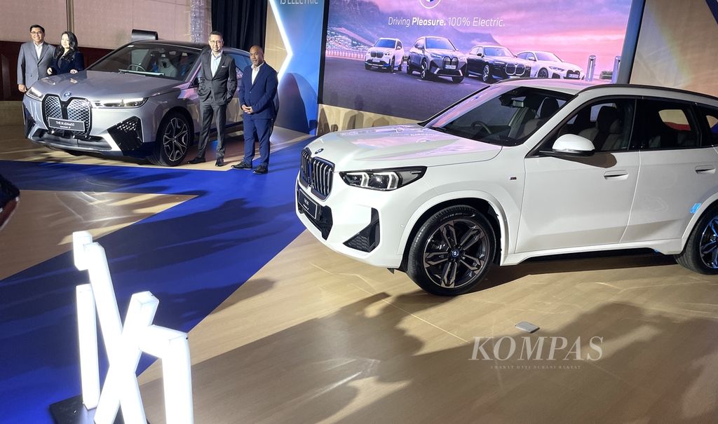 Jajaran direksi BMW Group Indonesia berpose ketika meluncurkan mobil listrik BMW iX1 eDrive 20 (kanan) dan BMW iX xDrive50 di The Ritz-Carlton, Mega Kuningan, Jakarta, Jumat (2/2/2024).