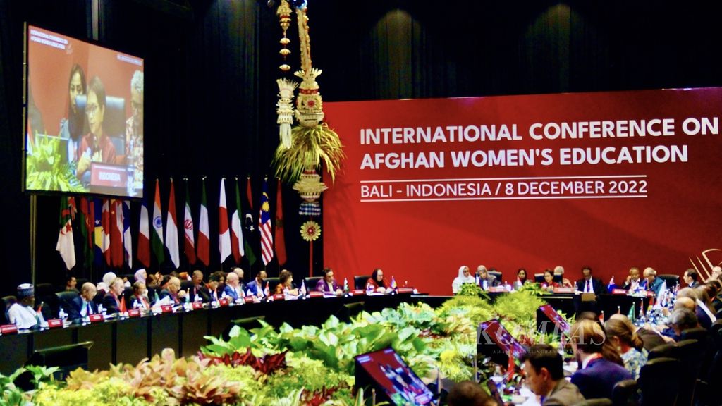 Menteri Luar Negeri RI Retno Marsudi (tampak pada layar, bagian kiri) membuka Konferensi Internasional untuk Pendidikan Perempuan Afghanistan, Kamis (8/12/2022), di Badung, Bali. 