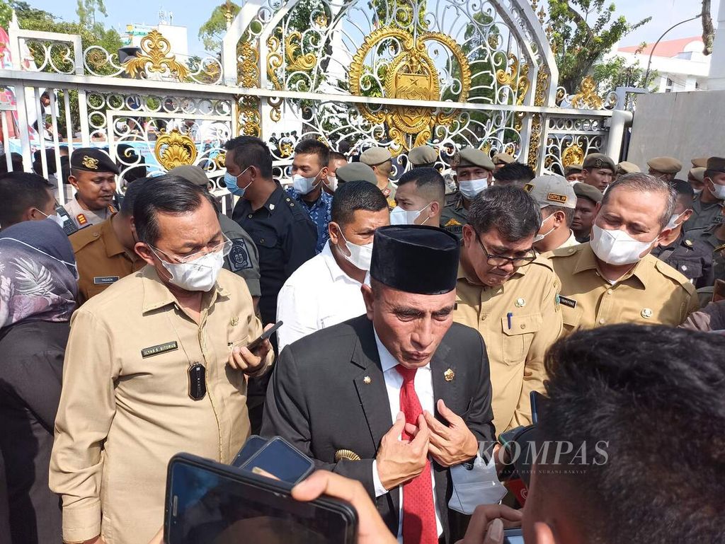 Gubernur Sumatera Utara Edy Rahmayadi memberikan keterangan setelah menerima pengunjuk rasa di depan kantornya di Medan, Senin (12/9/2022). Edy menyebut, pemerintah membagikan bantuan langsung tunai untuk mengatasi tekanan inflasi dan kenaikan harga energi yang dirasakan masyarakat. 