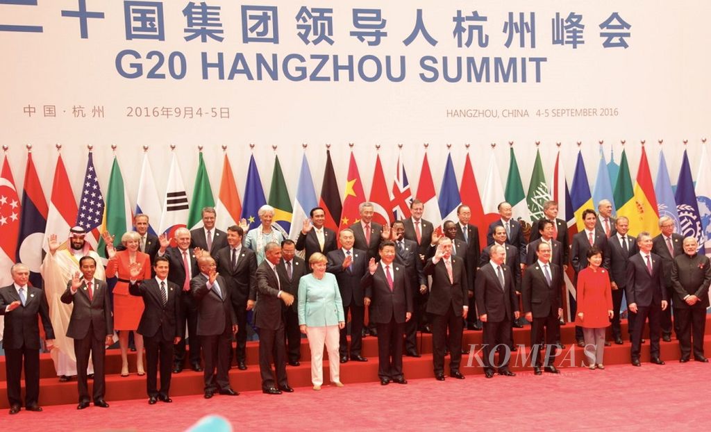 Presiden Joko Widodo (barisan depan dua dari kiri) melambaikan tangan pada sesi foto bersama pembukaan Konferensi Tingkat Tinggi G-20 di Hangzhou Hall International Convention Center, Hangzhou, Tiongkok (4/9/2016).