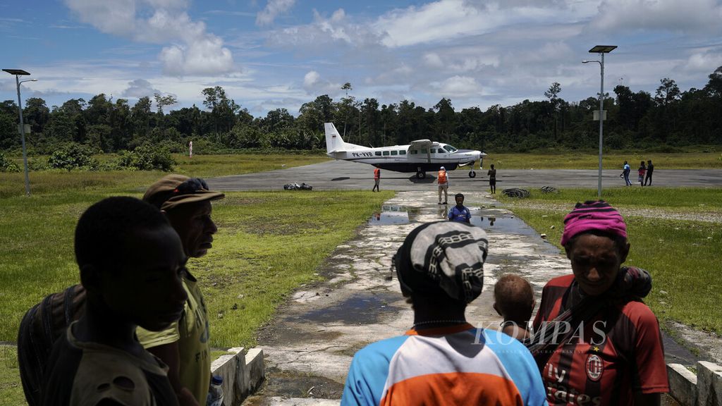  Pesawat setelah menurunkan penumpang di Bandara Korowai Batu, Kampung Danuwage, Kabupaten Boven Digoel, Papua, Rabu (4/3/2020). Pesawat menjadi satu-satunya moda transportasi tercepat menuju pintu masuk Korowai, yakni Kampung Danuwage, Boven Digoel. Waktu tempuh yang dibutuhkan hanya sekitar 45 menit penerbangan dari Bandara Tanah Merah. Sebenarnya, kami bisa saja menempuh jalur laut menggunakan ketinting, tetapi lamanya bisa berhari-hari. 