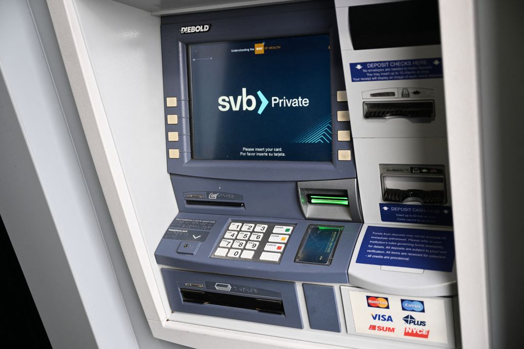 Logo SVB Private terpampang pada mesin ATM di luar cabang Silicon Valley Bank di Santa Monica, California, Amerika Serikat, 20 Maret 2023.  