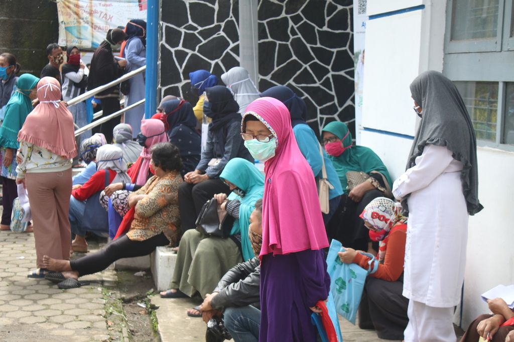 Beberapa warga lanjut usia menunggu antrean pembagian bantuan langsung tunai di Kantor Pos Kecamatan Kiaracondong, Kota Bandung, Kamis (21/5/2020). Pembagian bantuan ini tidak menerapkan pembatasan sosial karena warga masih tetap berkerumun.