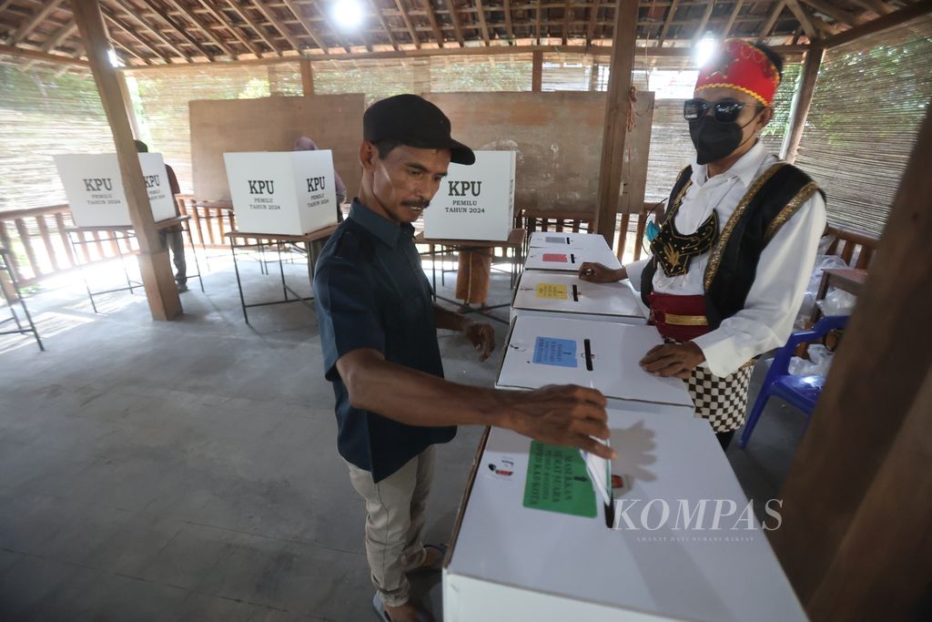 Warga menggunakan hak pilihnya pada Pemilu 2024 di TPS 102, Desa Maguwoharjo, Kabupaten Sleman, Daerah Istimewa Yogyakarta, Rabu (14/2/2024).