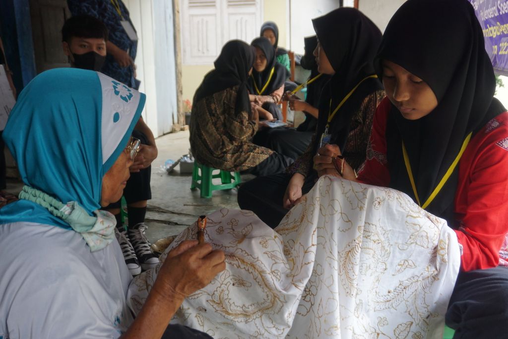 Suasana pelatihan membatik di rumah produksi Batik Wardah, Susukan, Banjarnegara, Jawa Tengah, Minggu (13/2/2022).