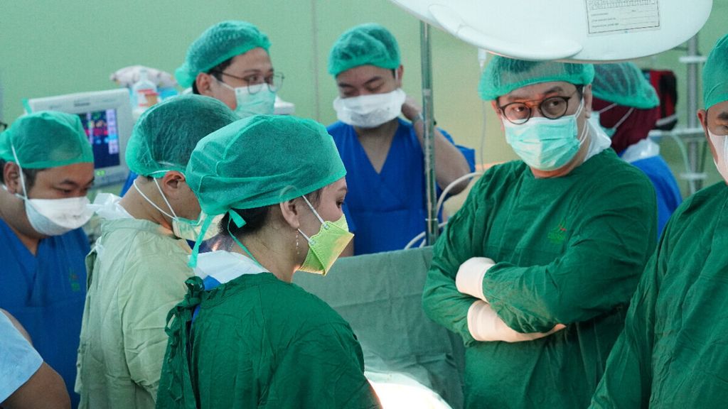 Tim dokter RSUP Mohammad Hoesin Palembang melakukan persalinan bayi kembar siam, Jumat (14/1/2022). Kondisi kesehatan bayi terus menurun dan akhirnya meninggal tiga jam setelah dilahirkan.