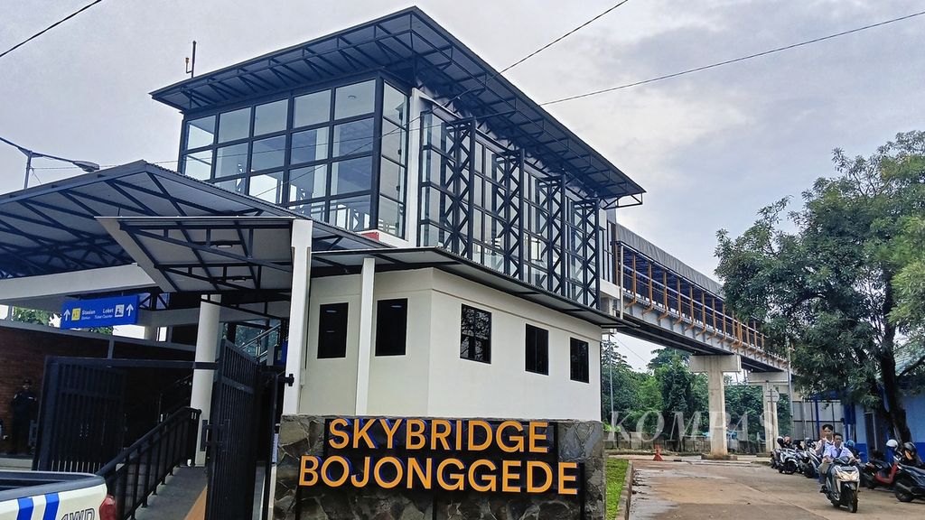 Pengendara motor melintasi jalan di kawasan <i>skybridge</i> Bojonggede, Kabupaten Bogor, Jawa Barat, Senin (4/12/2023) sore. <i>Skybridge</i> Bojonggede itu terintegrasi langsung dengan Terminal Bojonggede dan Stasiun Bojonggede. 