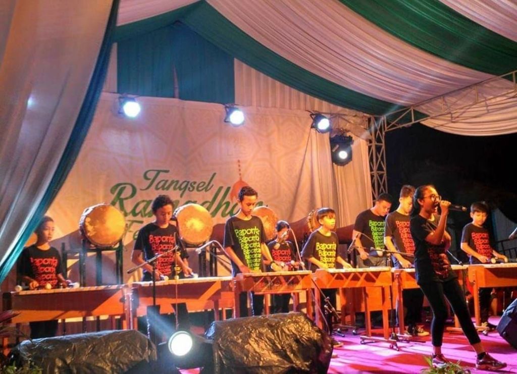 Para pemain kolintang yang tergabung dalam Sanggar Bapontar mengiringi penyanyi.