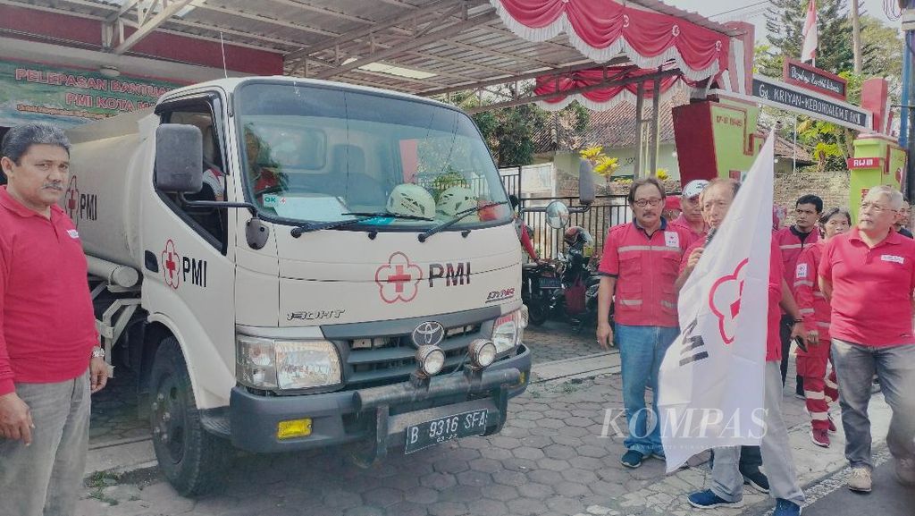 PMI Kota Magelang memulai program pengiriman bantuan air bersih ke sejumlah desa di Kabupaten Magelang dan Temanggung, Jumat (13/10/2023). Total bantuan yang disiapkan sebanyak 150.000 liter, yang akan dikirimkan secara bertahap, setiap hari hingga 2 November mendatang.