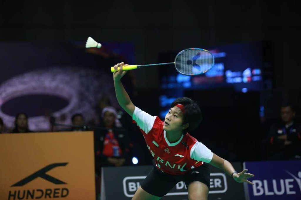 Putri Kusuma Wardani kalah dari Kim Ga-eun, 21-17, 14-21, 12-21, saat Indonesia bermain melawan Korea Selatan pada perempat final Kejuaraan Asia Bulu Tangkis Beregu Campuran di Dubai, Uni Emirat Arab, Jumat (17/2/2023). Indonesia kalah 1-3.