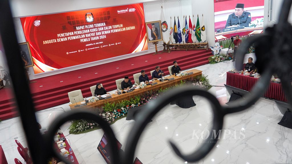 Suasana saat KPU menggelar Rapat Pleno Terbuka Penetapan Perolehan Kursi dan Calon Terpilih Anggota Dewan Perwakilan Rakyat dan Dewan Perwakilan Daerah Pemilu 2024 di Ruang Sidang KPU, Jakarta, Rabu (31/7/2024). 