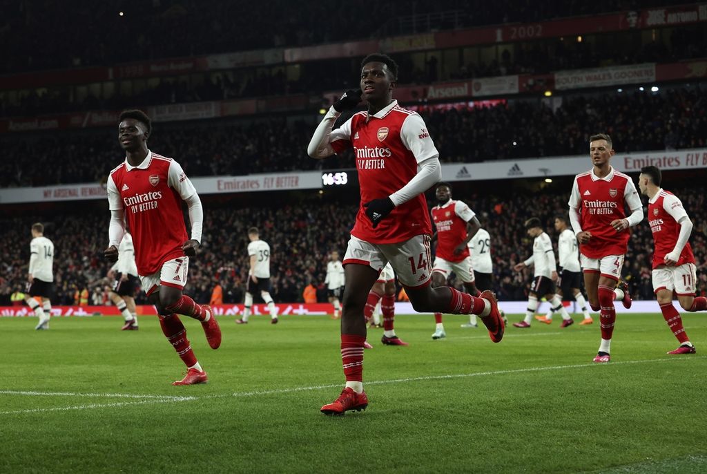 Pemain Arsenal Eddie Nketiah (tengah) merayakan golnya ke gawang Manchester United pada laga Liga Inggris di Stadion Emirates, London, Senin (23/1/2023) dini hari WIB. Pada laga itu, Arsenal menang dengan skor 3-2. 