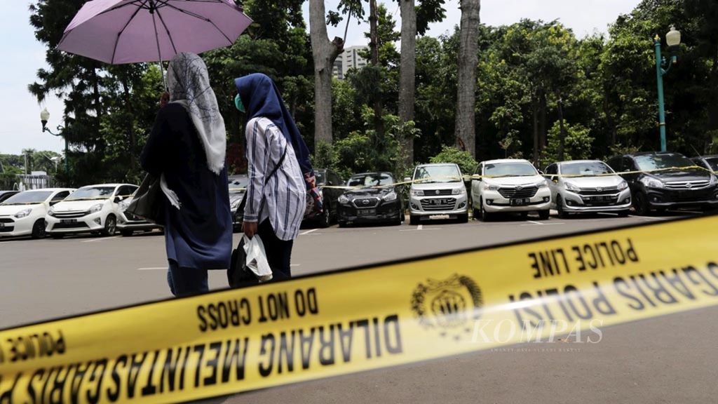 Deretan mobil hasil penggelapan diperlihatkan di halaman Kepolisiaan Daerah Metro Jaya, Kamis (14/3/2019). Sebanyak 53 mobil tersebut menjadi barang bukti hasil pencurian dengan tersangka sebanyak tujuh orang.