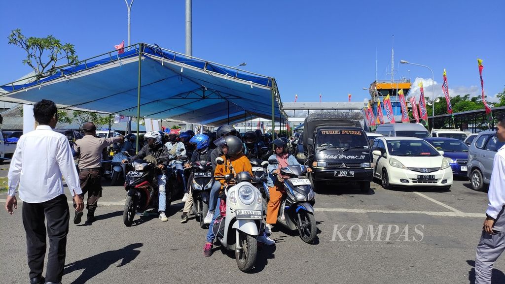 The atmosphere in the Gilimanuk Port area, Jembrana, on Wednesday (April 19, 2023). The movement of homecoming traffic through the crossing port from Bali to Java Island has been observed to increase.