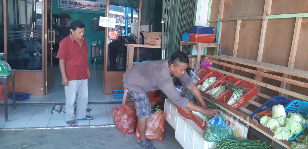 Petani asal Kabupaten Keerom memasarkan produknya di kantor Sasuka Online, Kota Jayapura, Papua, September 2020. Sasuka merupakan usaha rintisan yang memasarkan produk 200 UMKM di Papua secara daring selama masa pandemi Covid-19.