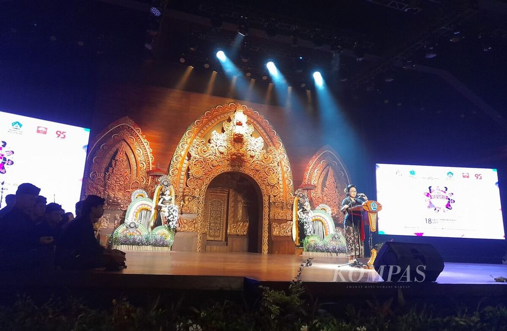 Menteri Pemberdayaan Perempuan dan Perlindungan Anak I Gusti Ayu Bintang Darmawati memberi sambutan dalam acara Peringatan Hari Ibu (PHI) Ke-95 di Gedung Dharma Negara Alaya (DNA) Art and Creative Hub Denpasar, Kota Denpasar, Bali, Senin (18/12/2023).
