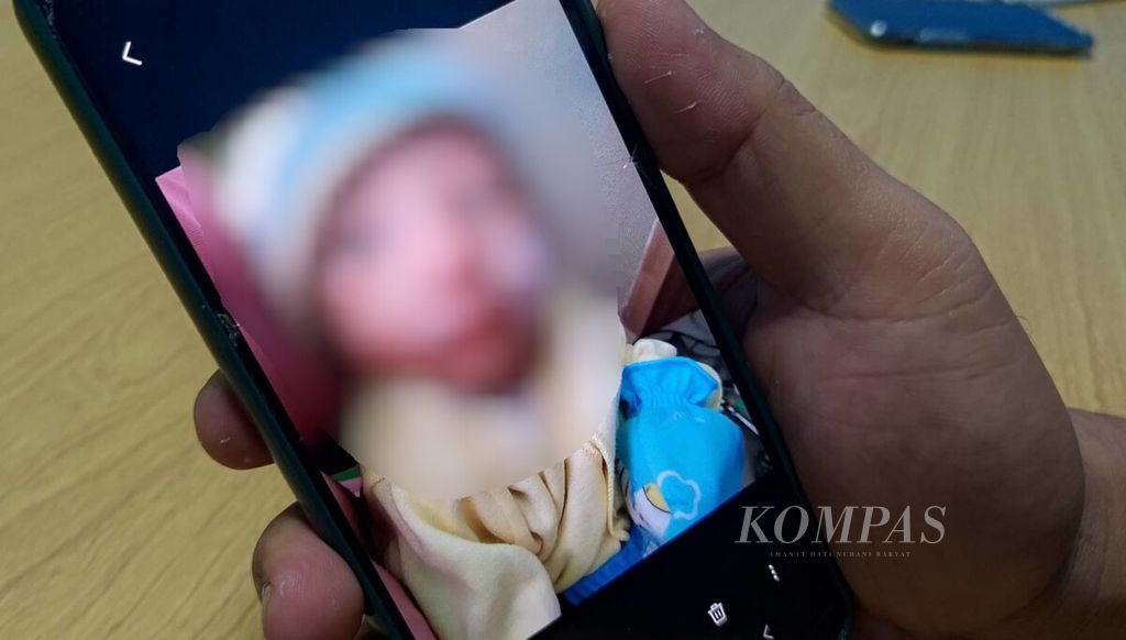  Felix Liauw menunjukkan foto mendiang anaknya yang meninggal karena kelainan genetik. Salah satu penyebab anaknya meninggal adalah karena resistansi antimikroba. Foto diambil pada Selasa (23/1/2024).