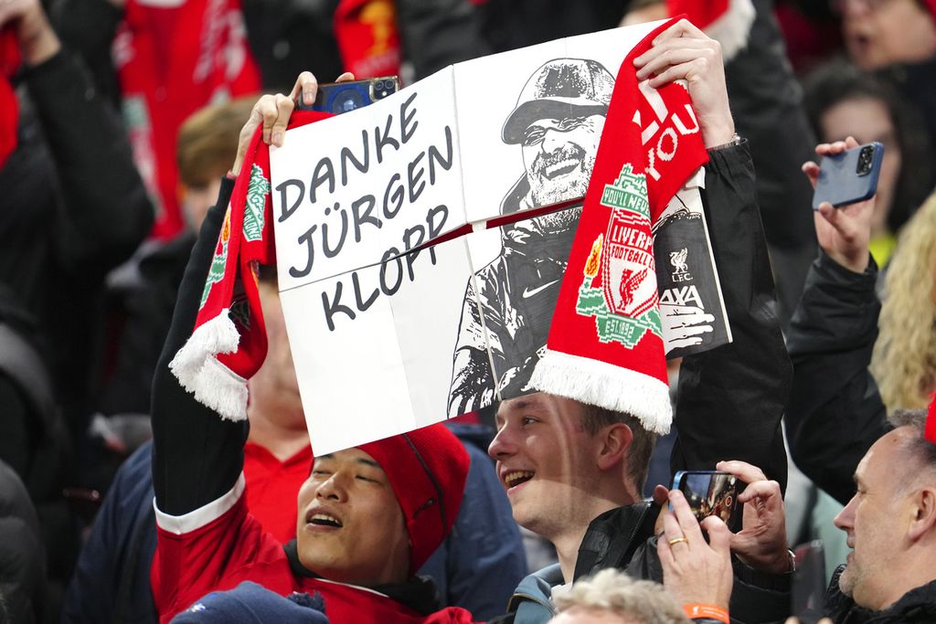 Suporter Liverpool memegang <i>banner</i> bertuliskan "Terima kasih Juergen Klopp" saat melawan Sheffield United dalam laga lanjutan Liga Inggris di Stadion Anfield, Liverpool, Inggris, Jumat (5/4/2024) dini hari. 
