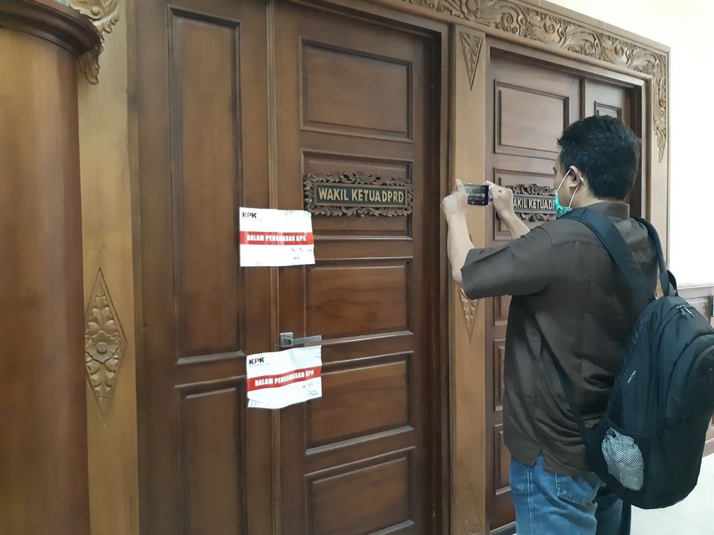 KPK menyegel ruang Wakil Ketua DPRD Jatim Sahat Tua Simanjuntak, Kamis (15/12/2022), di Surabaya, Jatim. Unsur pimpinan DPRD Jatim ini diduga terlibat kasus suap.