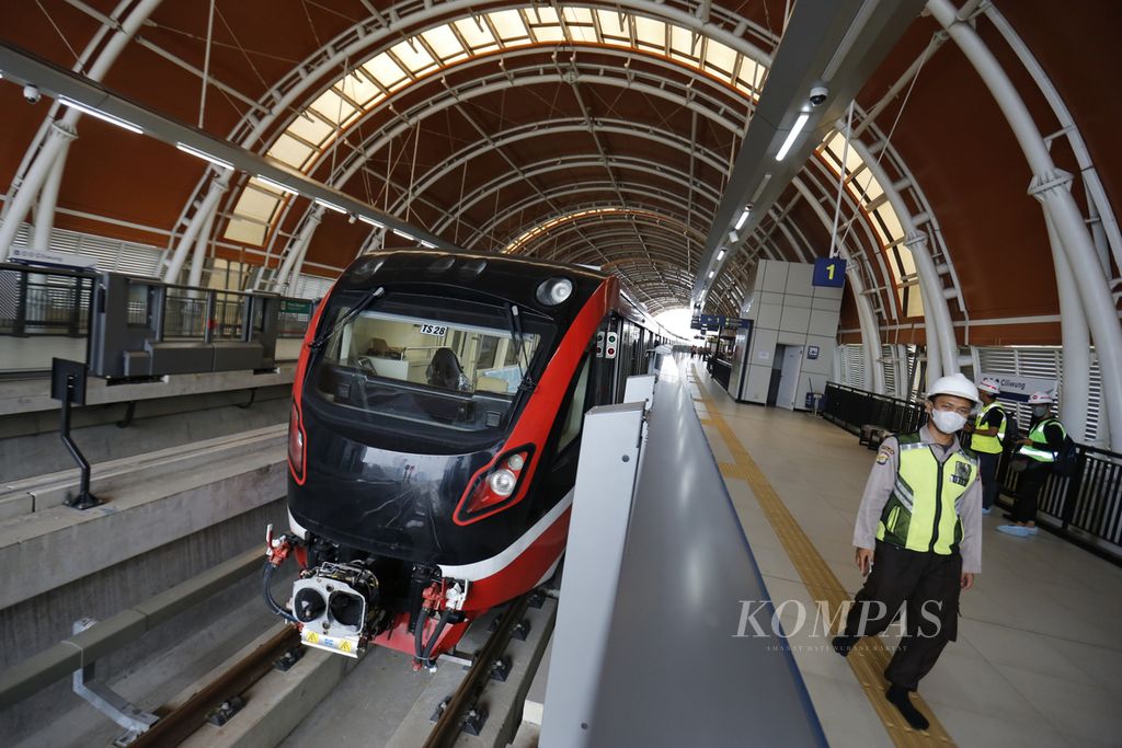 Jabodebek LRT stops at Ciliwung Station when conducting trials on cross-service 2; Cawang-Dukuh Atas, Jakarta, Wednesday (15/3/2023).