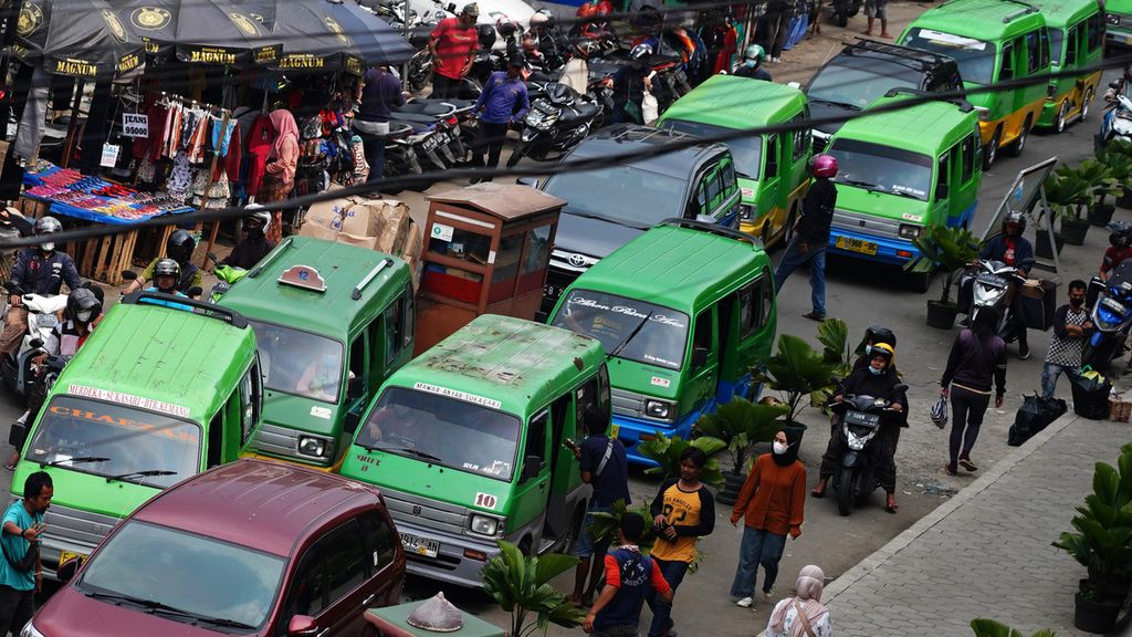 Sejumlah angkutan kota melintas di Jalan Dewi Sartika, Kota Bogor, Jawa Barat, Rabu (28/4/2021). 